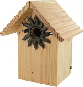Mini mangeoire à oiseaux en bois sur un nichoir en chaîne à